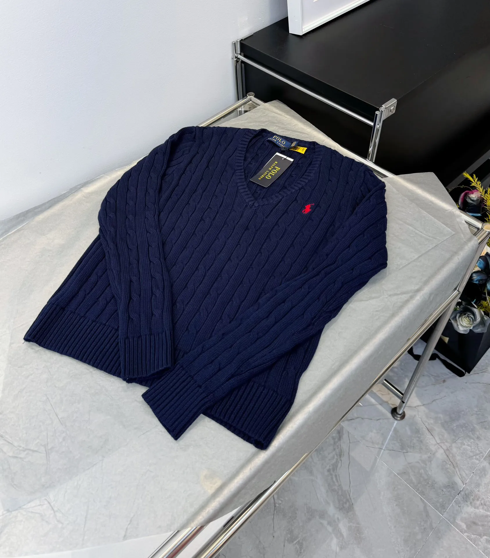 🅿️220 Style No.: L04 (Navy Blue) Ralph Lauren RL classic war horse logo embroidered cable pattern twist button V-neck knitted sweater on the chest, same style for men and women, 9 colors Color: Beige Navy Black Chick Yellow Sky Blue Khaki Red Gray Purple Size: XSSML M Shoulder Width 36 Clothes Length 58 Bust 44 L Shoulder Width 37 Clothes Length 60 Bust 46 Soft and glutinous🧶🫶The style is a very classic cable sweater American retro college style Perfect hand comfort. It is a must-have item for spring, autumn and winter wardrobes. It looks great when worn alone or layered as an inner wear. High-density LOGO embroidery on the chest, and original customization of tag accessories. Made of pure cotton yarn 🧶 blended with wool, pure cotton is skin-friendly and comfortable, small label war horse embroidered twist turtleneck sweater 🐎 high quality. Follow the blogger to learn how to wear it! Let’s get a Ralph Lauren cable sweater. It’s a super hard-to-find series after it became popular. It’s hard to find one on the official website. It’s simple and practical to wear, with a lazy and loose feel. The thickened fabric has a more texture, soft and delicate feel, and a loose fit. Whether worn alone or layered, you can wear different styles of fashion with just one piece. ⚠️Contains wool products🦙 Pay attention to the washing method to avoid shrinkage